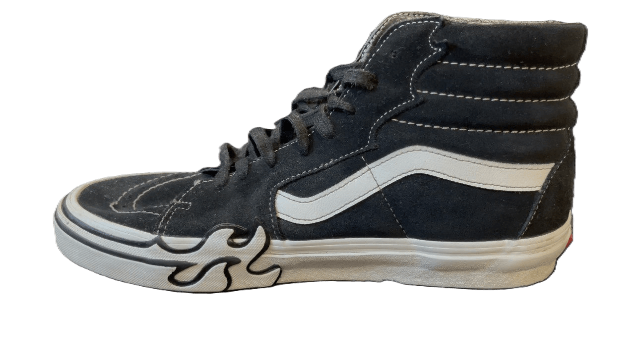 clean black sneakers after cleaning with the shoe cleaning set